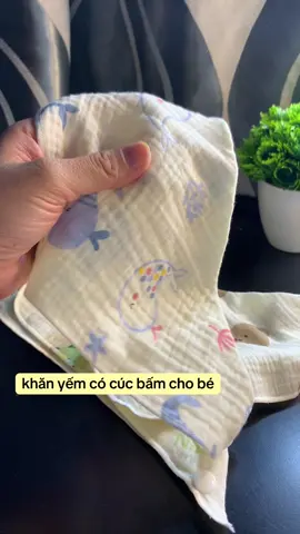 mùa đông các mom nên quàng khăn cổ giữ ấm cho bé yêu nha #mevabe #mebimsua #landaulamme #khansuachobe #khanchobe 