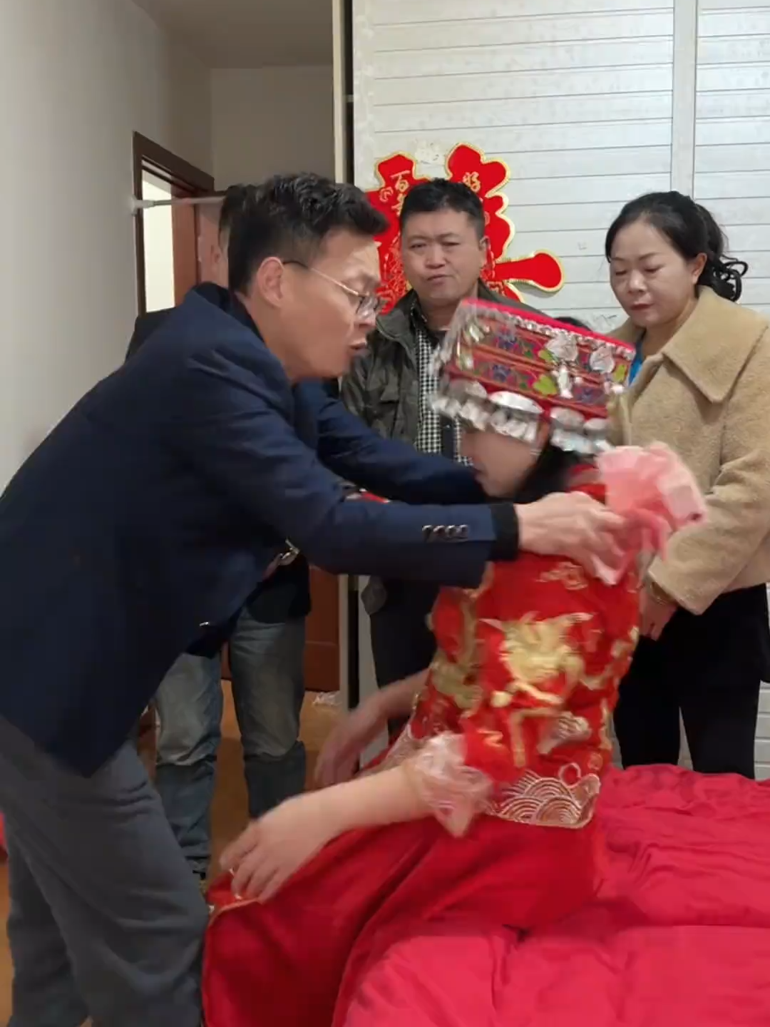 7463736641228721460不结婚不孝，结了婚不笑，人到底该为谁活着