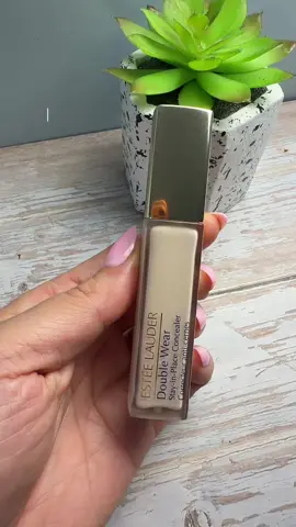 #MakeupLovers #CorrectorDeLujo #PielPerfecta #EstiloNatural #MaquillajeDiario 