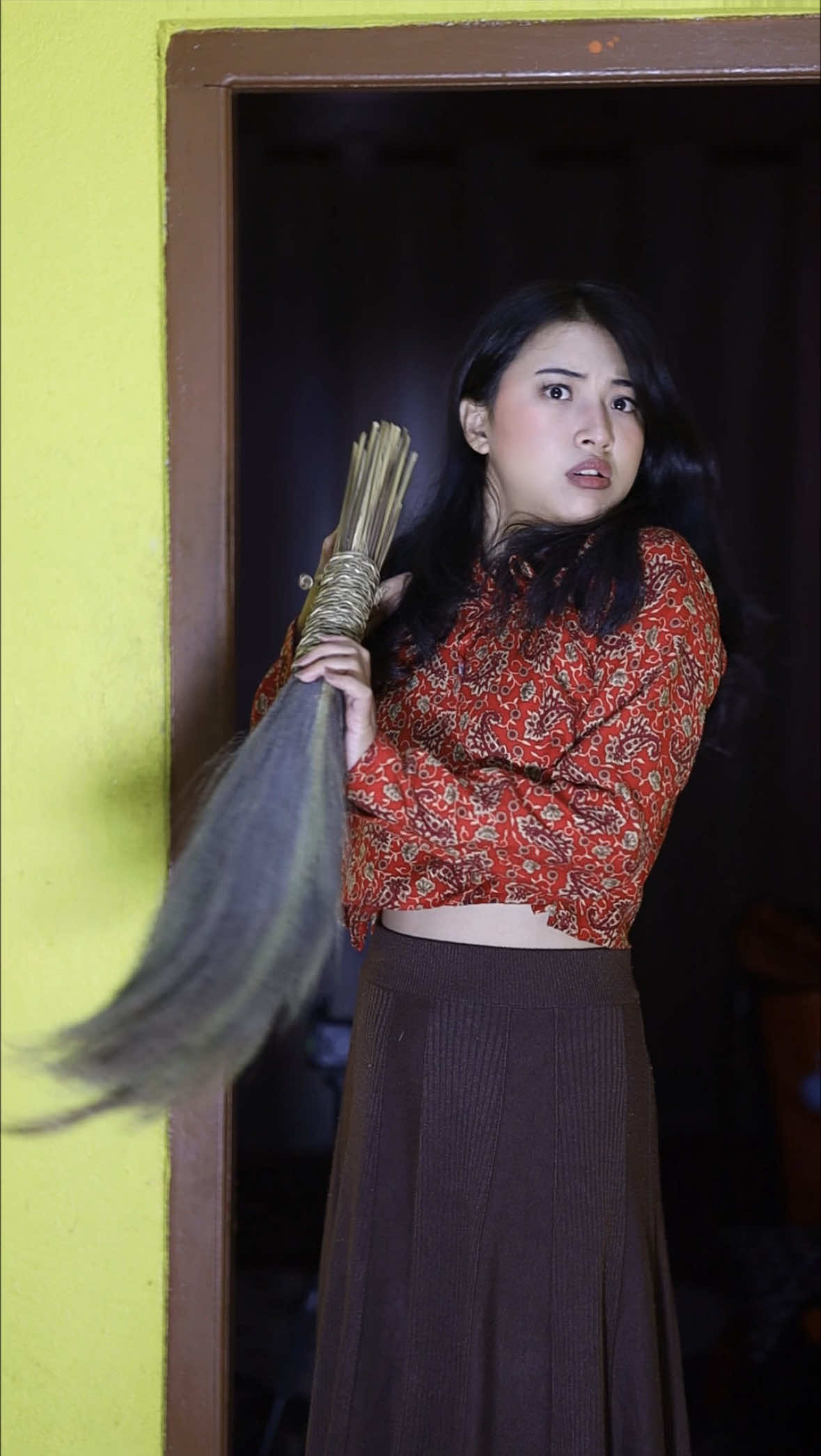 Since nights are on restricted mode, I gotta be extra active and make up for it in the morning. But as a night person, I’ve got my own tricks up my sleeve. Thankfully, I have Colgate MaxFresh to save my mornings! With its 10X longer-lasting cooling*, laziness turns into intense blast of freshness Fatyaak Sanga! ⚡️ @Colgate Nepal  Now I'm ready to start the day fresh with Colgate MaxFresh! *Vs. a regular fluoride toothpaste #fyp #sandhyabyanju #colgatenepal #colgatemaxfresh #morningfreshness