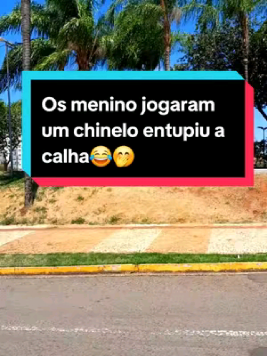 Os menino jogaram uma chinela entupiu a calha😂🤭#memestiktok #letisgooficial #foryou #humor #TikTokMeFezAssistir 