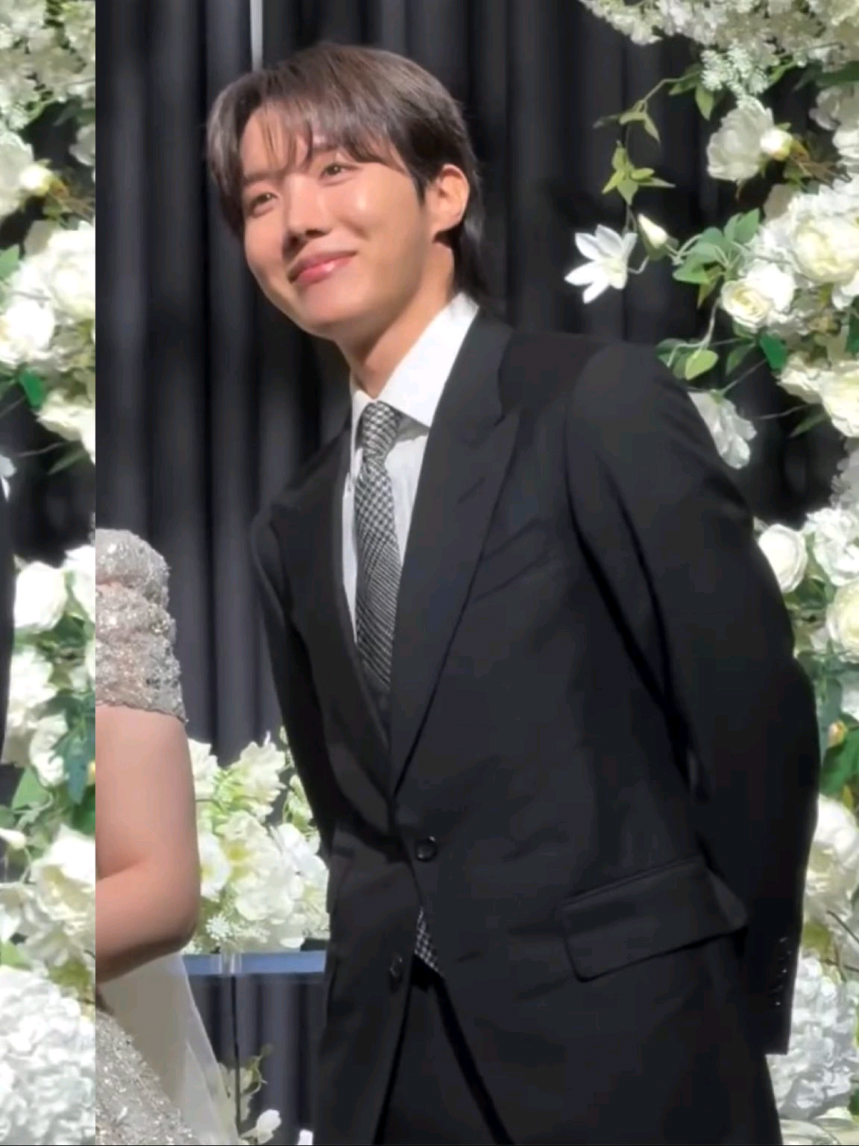 hobi lagi kondangan Cakep Banget kesayanganku😉🤗😍ada SeokJin  juga jadi mcnya 🤩 #jhope #kimseokjin #hobipower #bts_official_bighit 