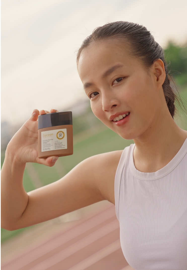 ☀️ Giữa những chuyển động, chỉ có ánh nắng là bất biến. Sữa Chống Nắng Bí Đao Cocoon, kết tinh của công nghệ 7 màng lọc UV tiên tiến, mang đến khả năng bảo vệ toàn diện và duy trì trạng thái cân bằng cho làn da, bền bỉ chấp cả mồ hôi khi vận động mạnh, tham gia thể thao. #cocoonvietnam #myphamthuanchay #vegancosmetics #suachongnang