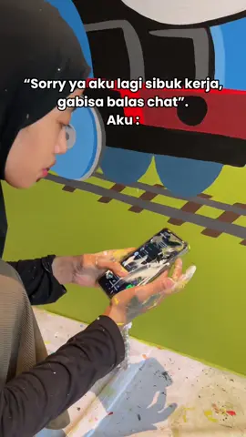 Padahal aku rela-relain bales chat meski hp ketumpahan cat. Sampe dibuat ngetik juga susah, harus di bersihin dulu 😌 #muralart #muralkamaranak #muralIndonesia #muralcilegon #muraltangerang 