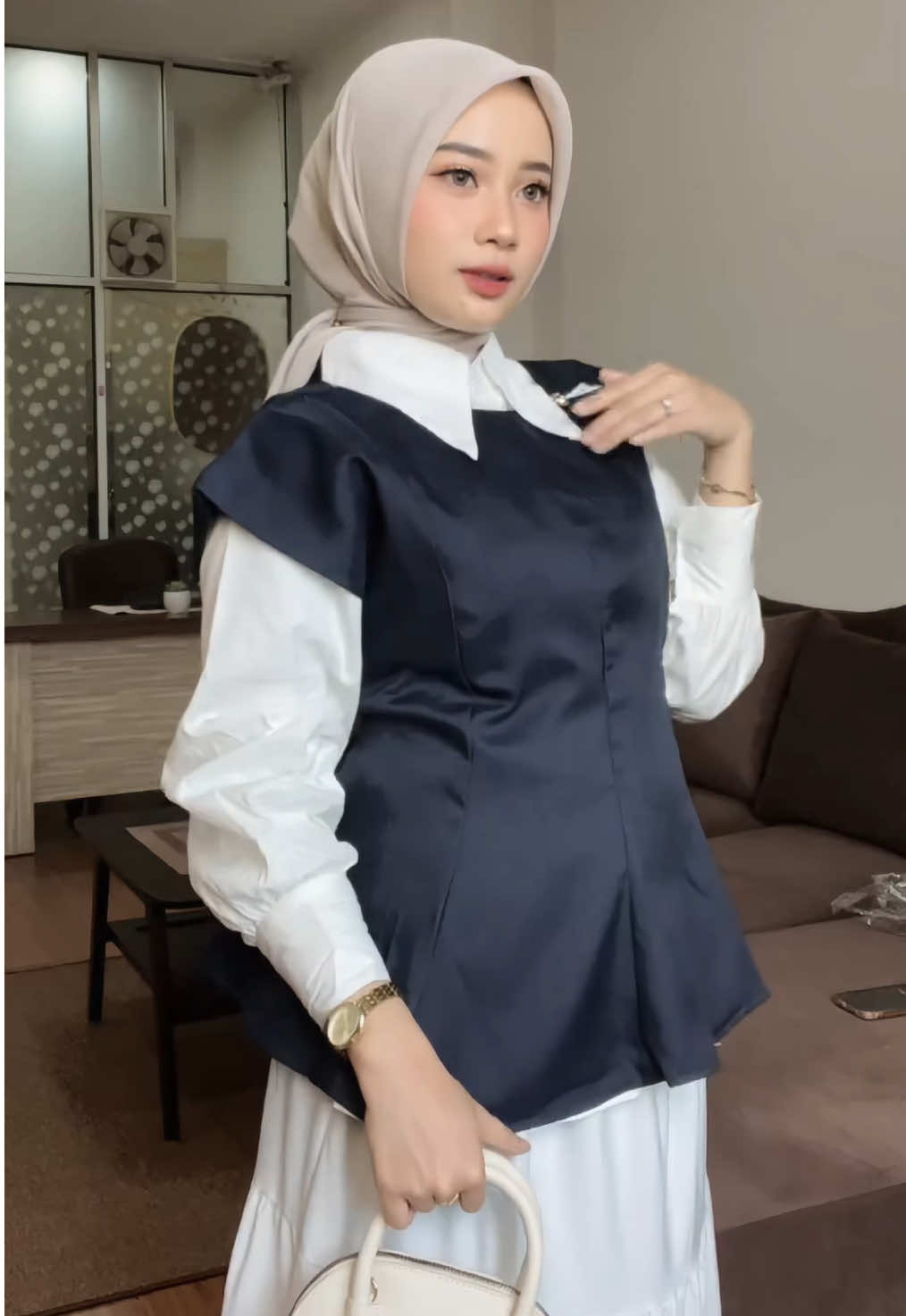 November N nya? New vibe with Hani vest. Hani Vest balik lagi, kali ini dengan bahan semiwool dan masih ada detail kancing mawar di bahu 🌹 Cantiknyaa siap nemenin cozy days kamu🤏🩶 #OOTDInspo #vestwanita #HAGOOLook #OutfitCewekKekinian 