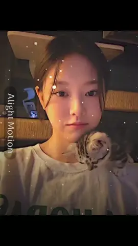 İşte yumuşacık, kabaran klasik pankek tarifi — kahvaltıya ya da tatlı bir kaçamağa birebir 👇 ⸻ 🥞 Pankek Tarifi 🍳 Malzemeler (yaklaşık 8–10 adet için) •	1 su bardağı un •	1 su bardağı süt •	1 yumurta •	1 yemek kaşığı şeker •	1 paket kabartma tozu (yaklaşık 10 gr) •	1 paket vanilin (isteğe bağlı, güzel koku verir) •	1 çimdik tuz •	Pişirmek için: birkaç damla sıvı yağ veya tereyağı ⸻ 🔹 Yapılışı 1.	Bir kapta yumurta ve şekeri çırp. 2.	Üzerine sütü ekle ve karıştır. 3.	Unu, kabartma tozunu, vanilini ve tuzu eleyerek karışıma ekle. 4.	Pürüzsüz, boza kıvamında bir hamur elde edene kadar karıştır. •	Çok akışkan olursa biraz daha un ekleyebilirsin. •	Çok koyu olursa azıcık süt ekle. 5.	Teflon ya da yapışmaz tavayı orta ateşte ısıt, çok az yağla. 6.	Hamurdan bir kepçe alıp tavaya dök — kendiliğinden yuvarlak şekil alacaktır. 7.	Üzeri göz göz olunca (yaklaşık 1–2 dakika) spatula ile çevir, diğer tarafını da pişir. ⸻ 🍯 Servis Önerileri •	Üzerine bal, nutella, reçel, meyve dilimleri, fıstık ezmesi veya pudra şekeri ekleyebilirsin. •	Yanında bir bardak süt ya da kahveyle mükemmel olur. ☕ ⸻ İstersen sana özel bir versiyon (örneğin muzlu, yulaflı, çikolatalı veya proteinli pankek) tarifi de hazırlayabilirim. Hangisini istersin? 🍌🍫#loona #hyunjin #orbit #loossemble #fyp 