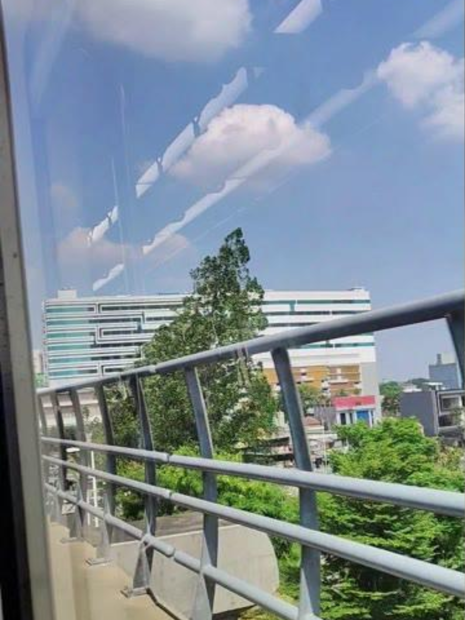 lagunya pesenen ka @kizi.cubby , katanya chandu 🤩🙌 . minta durasi yang lebih panjang . selamat menikmati yakk semuanya juga , Vibes naek transum LRT Jakarta . videonya boleh kalian simpan dan edit ulang , free Footage gaskeun 😂  #estetik #trending #viral #fyp #lrtjabodebek