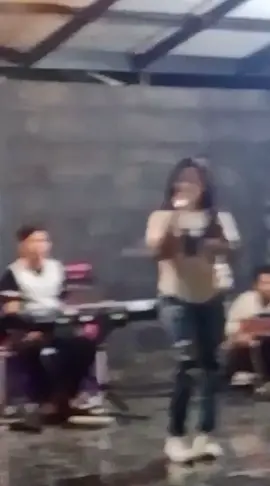 msih breng the best y geboy music💃🏻jngan dibully Yach perdana bawain lagu y gaes🙏🏽#anakdewadewikirana #tarlingcirebonan #geboymusic #wisatajambukristalkuningan #geresikciawigebang 