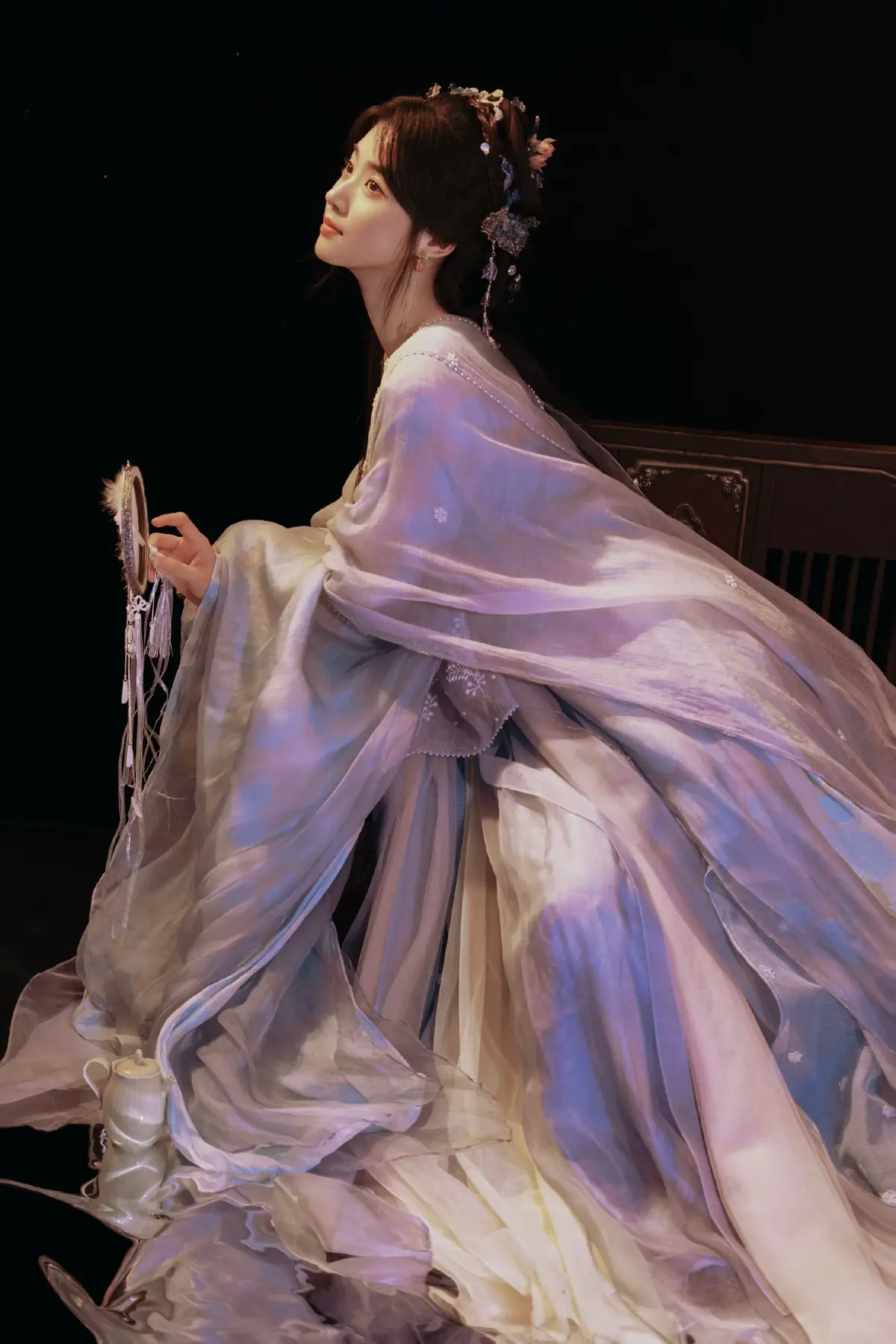 🤍 Minh Ý tiên tử, Sau một năm, được trở lại bên cạnh người với tư cách là một người hâm mộ Nhập Thanh Vân, hai mươi sáu ngày qua đối với tôi là khoảng thời gian vô cùng hạnh phúc. Tôi thật sự rất vui khi thấy gia đình lớn của các bạn ngày càng được nhiều người nhìn thấy, đồng cảm, thấu hiểu và yêu thương sâu sắc… Nếu một ngày nào đó có người hỏi tôi: “Minh Ý là ai?” Tôi sẽ nói: Nàng là bộ giáp hóa thành từ máu xương khi bại trận rời khỏi Dao Quang Sơn, là người dù rơi vào tuyệt cảnh cũng không chịu lùi bước, dốc hết thân mình vì điều thiện mà sống. Nàng là từng thanh lợi kiếm sinh ra trong tay mình, chỉ để đổi lấy thái bình nhân gian. Nàng vốn là kẻ cầu sinh, nhưng lại nguyện vì chữ “nghĩa” trong tim mà trở thành người dám xả thân… Nàng là cành hoa leo, dù rơi xuống nơi nào cũng có thể bén rễ, men theo vách đá mà mọc lên — dù có nguy cơ tàn úa vẫn kiêu hãnh nở rộ. Nàng là ánh thu thủy làm thần, là ngọc làm cốt, là vầng thái dương vĩnh viễn không bao giờ rơi xuống. Trong những ngày ấy, tôi thật sự đã qua đôi mắt của nàng mà nhìn thấy một phần cuộc đời nàng. Tôi đã từng cảm nhận giếng trời nơi Dao Quang Sơn, có ánh sáng chiếu rọi nhưng chẳng thấy lối ra; đã nghe những tâm nguyện mộc mạc nhất của các tiểu tiên tử đêm hoa nguyệt; cũng đã đứng dưới gốc lê ở Vô Quy Hải, ngắm nhìn mặt nước tâm hồn bị khuấy động không yên… Nàng đem vết thương hóa thành rượu, đem chấp niệm hóa thành mây thang, biến những chuyện quá khứ thành lời cười đùa nhẹ nhàng. Xương thịt trong cảm giác trì độn của nàng, được tình yêu nàng có tưới tẩm mà dần dần sinh sôi. Tôi đã chứng kiến nàng trong khoảnh khắc yếu đuối nhất mà cũng sáng suốt nhất, và trong đoạn kết hữu hình ấy, thấy nàng cùng người yêu như thần linh của mình, trở thành bộ giáp kiên cố nhất của nhau. Hai đứa trẻ vốn không hiểu yêu là gì, nhưng vẫn trao cho nhau thứ tình yêu tốt đẹp nhất mà chúng tin là có. Cảm ơn nàng, Minh Ý, vì đã cho tôi may mắn được ôm trọn ký ức này — cùng nàng tôi đã có thêm nhiều cảm ngộ về bạn bè, người thân, sinh mệnh; về tình yêu ở cảnh giới cao nhất, và về ý nghĩa tồn tại của con người. Tôi yêu nàng ở mọi khoảnh khắc, cả những phút giây trưởng thành chưa hoàn hảo. Trong tình yêu tuyệt đối thuần khiết ấy, tôi đã thấy được chính mình, và cuối cùng chọn sống thật với lòng mình. Hiểu rõ lòng mình, sáng tỏ nghĩa mình. Từ đầu đến cuối, tôi là chính tôi — mà tôi là thế nào, thì Chiến Thần cũng là như thế ấy. Tôi sẽ cùng Kỷ Bá Tể tiếp tục sống, bởi chỉ cần sống, là đã có thể sáng tạo ra vô hạn ý nghĩa. Chúng ta sống trong từng khoảnh khắc hiện tại, trong mỗi lựa chọn, mỗi giây phút rực rỡ và nồng nhiệt của đời người. Trên mây xanh, trong gió dịu, mỗi ngày đều tốt lành. Lời cảm ơn này, tôi muốn gửi đến tất cả những người đã cùng tạo nên thế giới Thanh Vân ấy: Đặc biệt cảm ơn đạo diễn Tri Trúc (@知竹zZ) và Bành Học Quân (@摄影导演小军) vì đã dốc lòng qua từng khuôn hình. Cảm ơn biên kịch đã ban cho tác phẩm gân cốt và linh hồn. Cảm ơn Phòng tổng, Tuấn tổng, và toàn thể các anh chị em hậu trường — nhờ các bạn mà vải thô hóa thành lụa là, cảnh dựng hóa thành tiên giới. Cảm ơn tất cả bạn diễn đã cùng nhau mộng mị, cùng xây ký ức, cùng cảm nhận mọi điều. Cảm ơn từng khán giả nơi trước màn hình — chính ánh mắt của các bạn đã thắp lên ánh sao thật sự cho hành trình này. Tôi thật sự, thật sự rất yêu các bạn — yêu tất cả những gì thuộc về Nhập Thanh Vân… Nguyện rằng trong cảnh mây xanh này, sẽ có một ngày, chúng ta lại gặp nhau. #Nhập Thanh Vân hôm nay chính thức khép lại# 💗 #nhapthanhvan #luduchieu #hauminhhao #weibo 