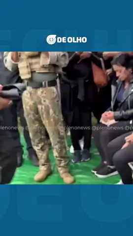 Uma cerimônia emocional das Polícias do BOPE do Rio de Janeiro. Nela, a bandeira da corporação foi entregue aos familiares de um policial morto em confronto na favela da Penha. Essa entrega simboliza o respeito e a solidariedade da corporação à família do policial, reconhecendo seu sacrifício em serviço. É um momento de grande importância para a confraternização e o apoio mútuo dentro da instituição policial