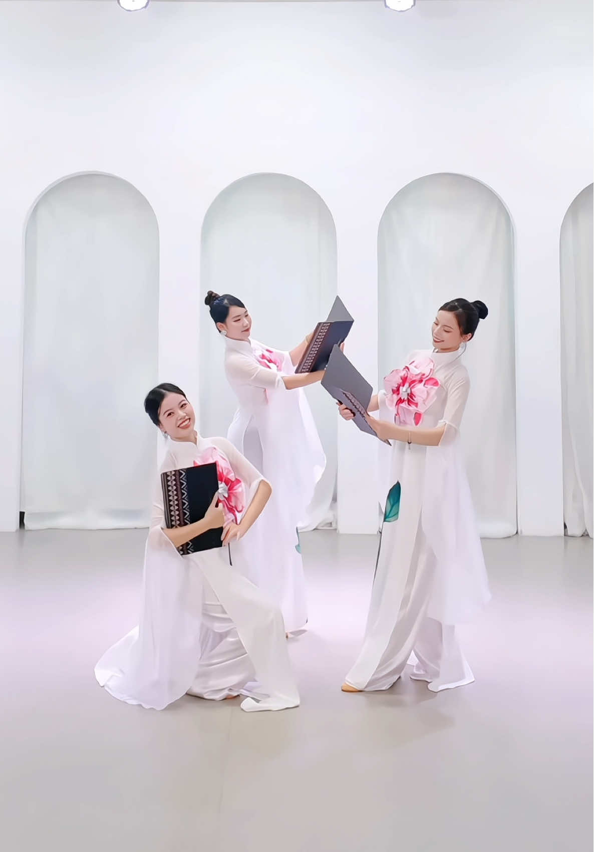 Áo dài dịu dàng cùng các nàng Daisy 🥰 #daisydanceteam #tiktokdancevn #xuhuong #fyp 