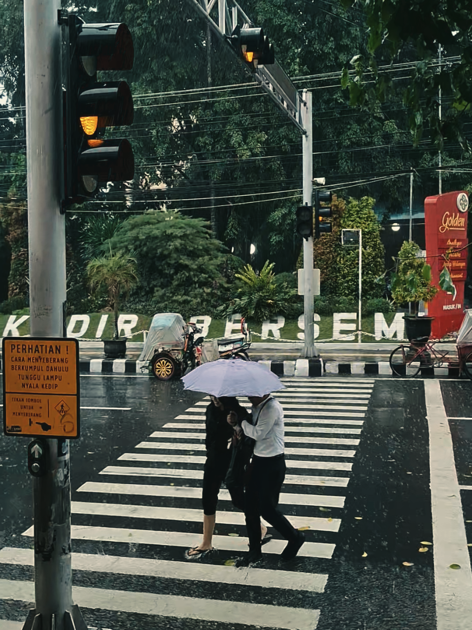 SisaSisa mimpi di Kota ini 💜🌧️ #kediri #kediri24jam #rain #fyp 