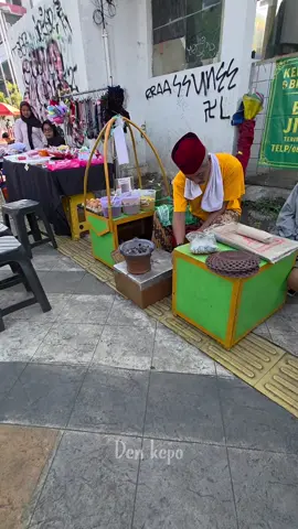 Kerak telor tebel bang Jiung porsi 20 ribu. #Denkepo #jajanan #kuliner #keraktelor #food 