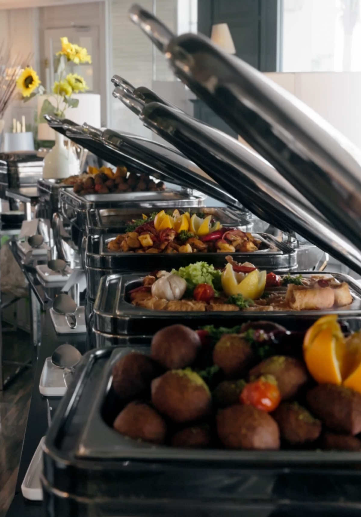 بوفـيه الغـداء في أوف وايت مليئ بالاجواء الراقية مع اطلالة بحرية رائعة .. بـ ٥٩ ريال للشخص 🤍 من ١ مساءً حتى ٦ مساءً ⏱️ ننتظر زيارتكم في جميع فروع أوف وايت .. #الخبر #مطعم #أوف_وايت #explore #fyp 