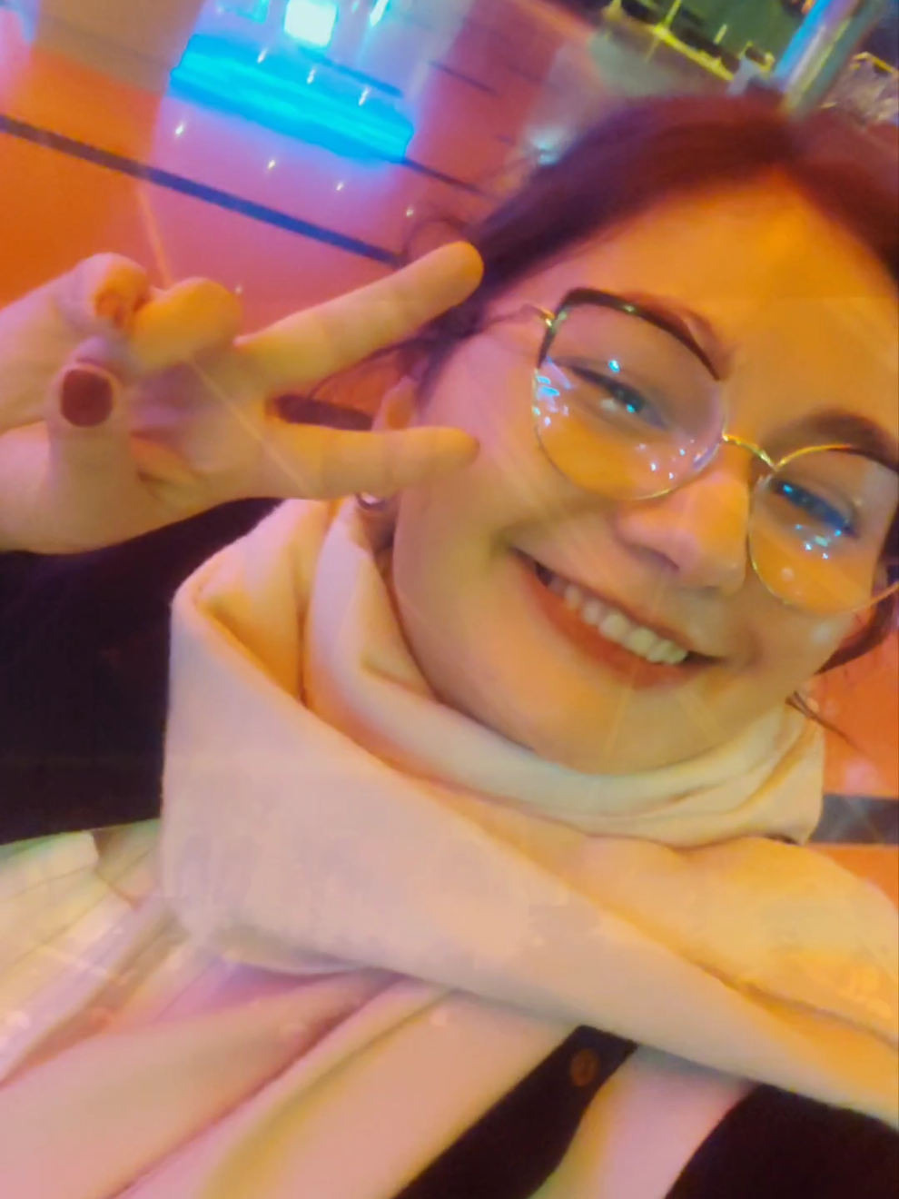 Am fost la filmul documentar ÜBERMENSCH să-l vedem pe G-dragon, la @Happy Cinema Arad My girl @Lady D. și eu am avut o experiență minunată, fiind doar noi două în sală, ca niște adevărate vip-uri ce suntem, Haha.  #G-dragon #BigBang #ÜBERMENSCH #kpop #GD 