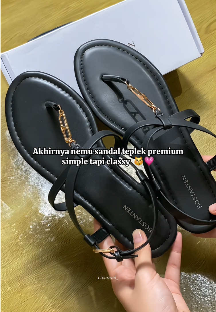 Spill 👉@livianml_ Sandalnya simple tapi classy banget🖤#sandalflat #sandalpremium #bostanten #bostantenshoes 