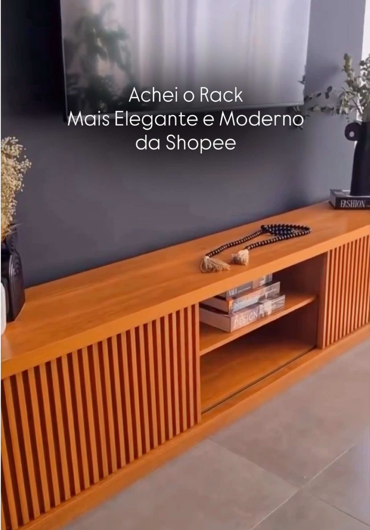 Achei o rack mais elegante e moderno da Shopee! 🖤✨ O Rack Valência 2 Portas une design sofisticado, praticidade e espaço ideal para organizar sua sala com estilo. Transforme seu ambiente com elegância. Garanta o seu agora na Shopee!🛒 #shopee #comprasnashopee #foryoupage #viral #rack 