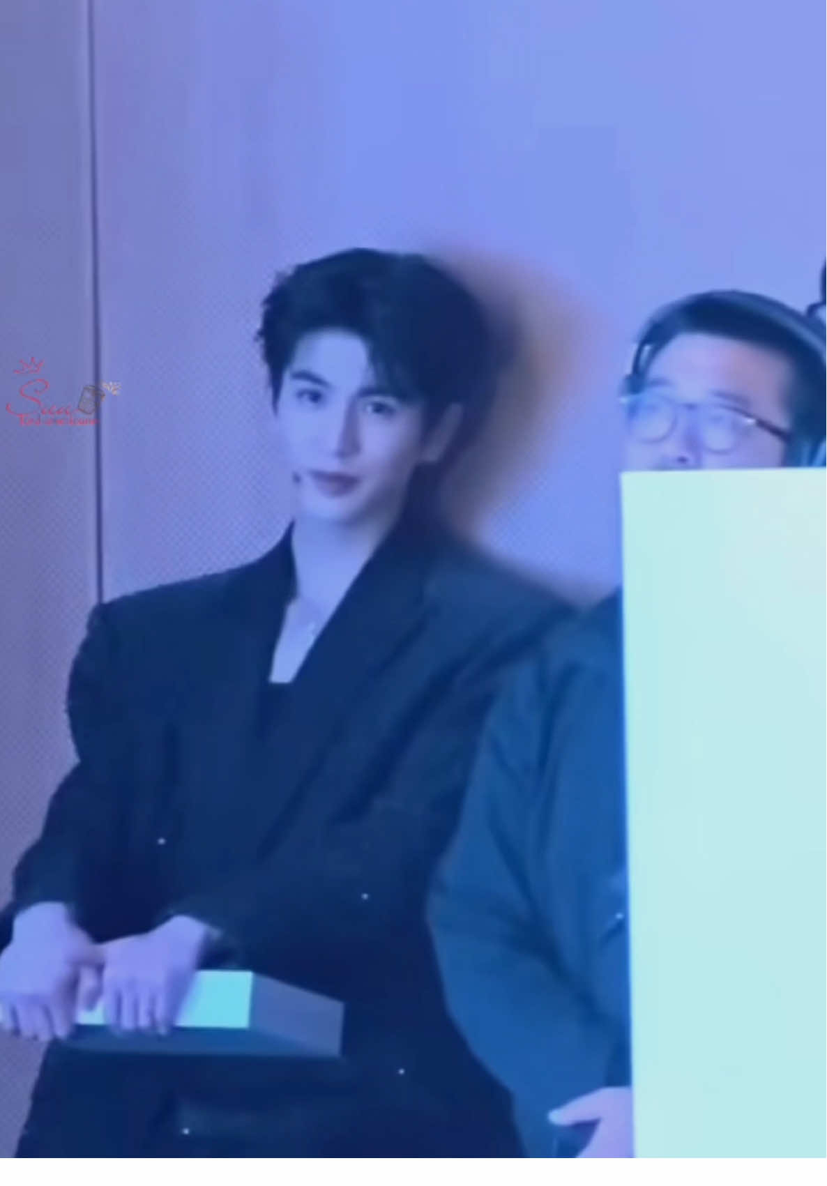 Chuẩn bị lên sân khấu mà ảnh tự tin cỡ đó, t vào phòng thi thôi đã run lẩy bẩy rồi 🥵🥵 #trươnglănghách #zhanglinghe张凌赫 #zhanglinghe 