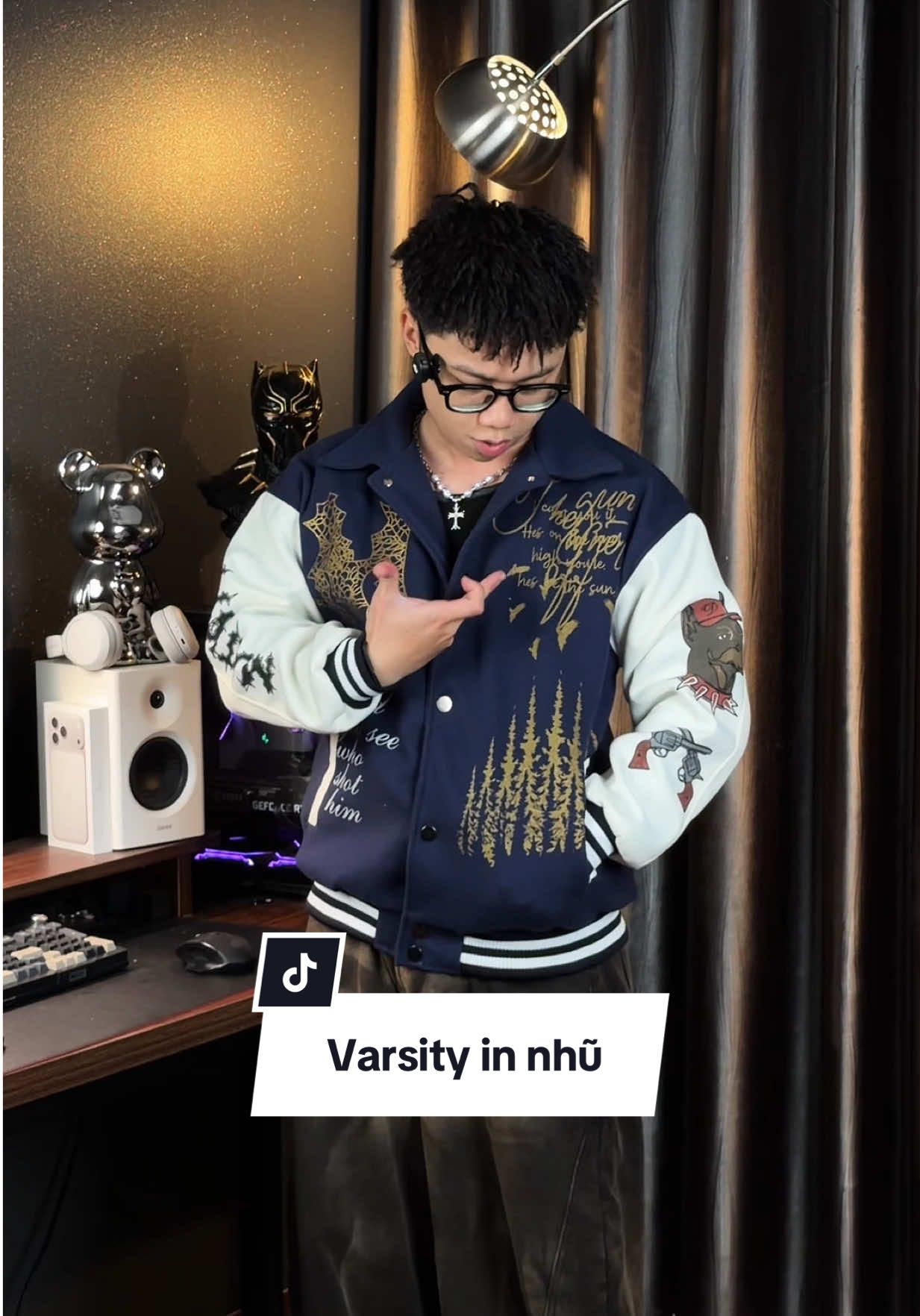 Có thể hơi quê nhưng lần đầu được trải nghiệm quả in nhũ trên 1 con varsity ae ạ #met65lendo 
