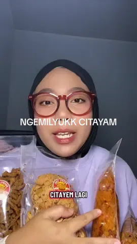 lagi lagi jajan di citayam, kali ini yg micin micin lah😍 order di ig (ngemilyukkk_24) keripik pisang coklat sama ususnya best bangeeeet!!!! #cemilan #depok24jam #ususkering #keripikpisangcoklat 