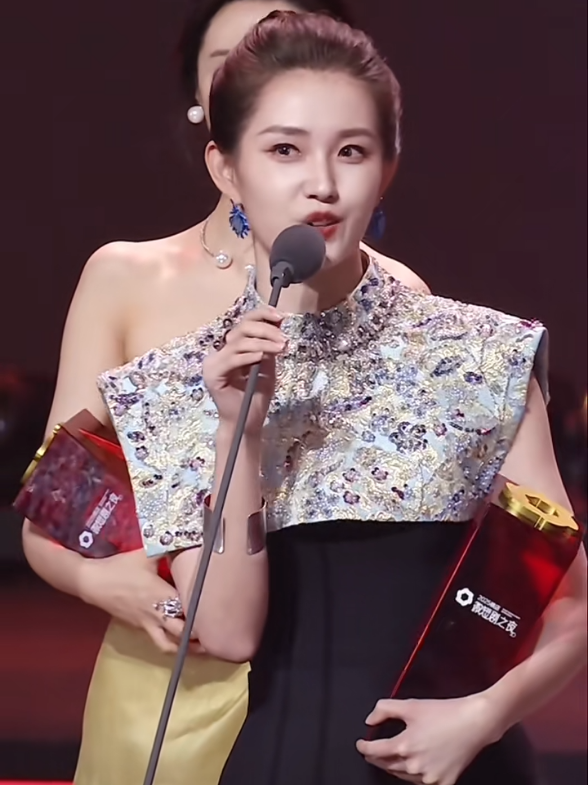 Guo Yuxin memenangkan penghargaan Annual Call-to-Action Starlight Actress, selamat untuk yuxin 👏😍🥳 #guoyuxin #hengdianmicroshortdramanight2025 #shortdrama #chineseshortdrama #chineseactress 