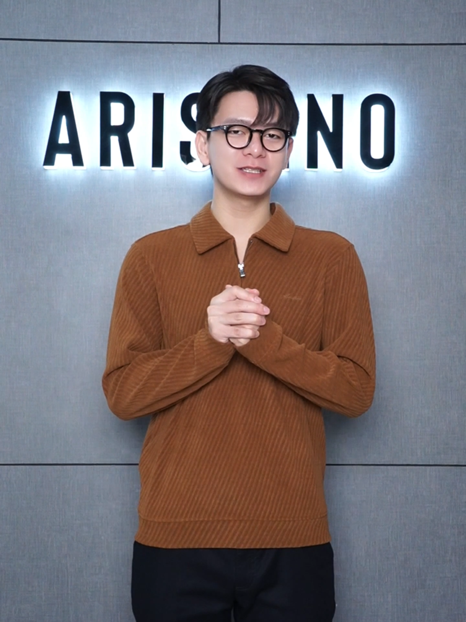 ÁO THU ĐÔNG ARISTINO - Họa tiết jacquard độc đáo tôn lên chữ ký Aristino trên ngực trái. Khóa kéo khắc họa tiết Đan Lát tinh xảo, điểm nhấn toát lên sự chỉn chu và sang trọng của một quý ông. #aristinoonline #kgvietnam #tiepnoihuyenthoai #thoitrangnam #huyenthoaitre