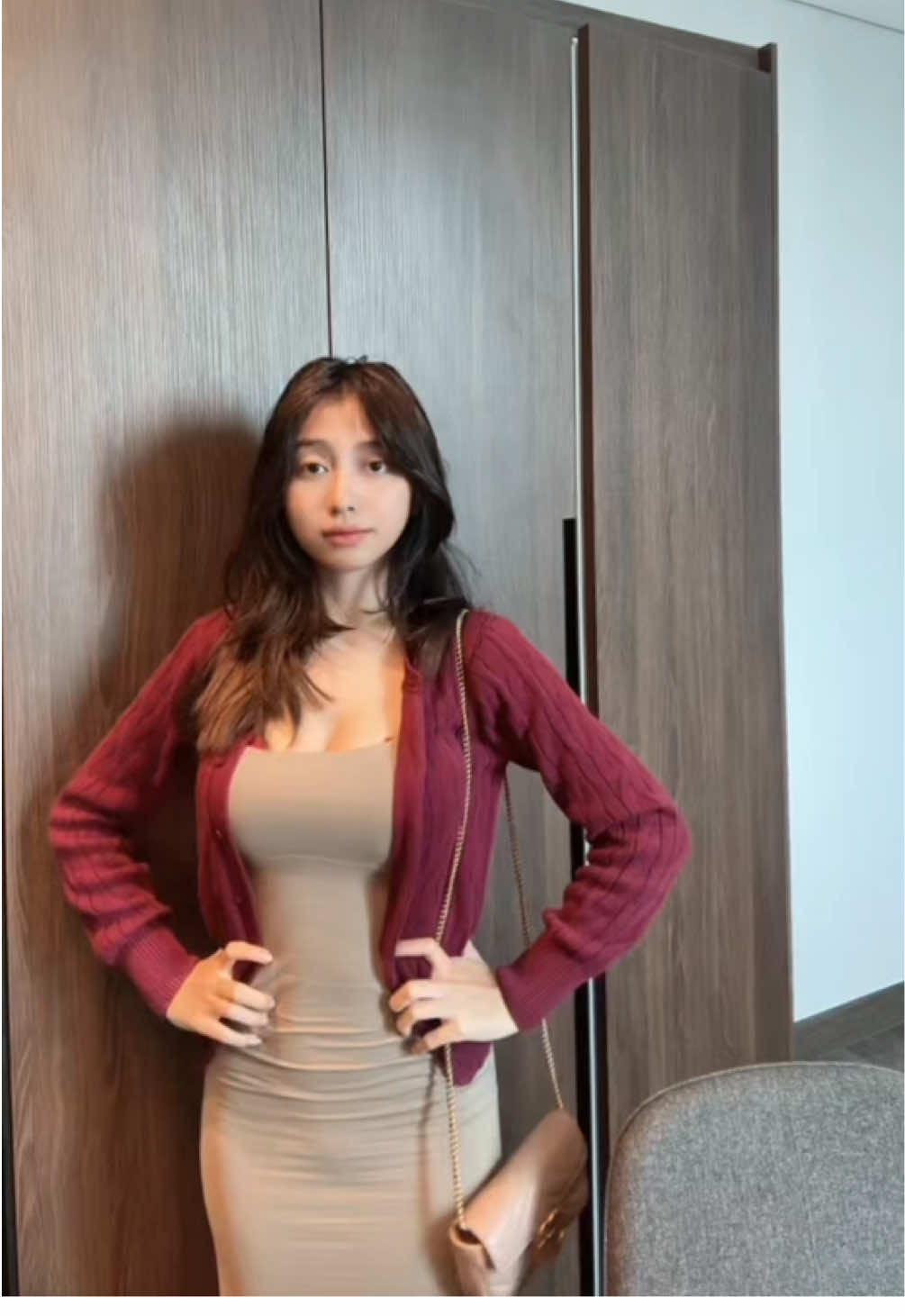 PINK ALERT!💖 Lagi rame banget produk haircare pink satu ini dari @L'Oreal Paris Haircare! Baru coba dan langsung jatuh cinta karena bikin rambut super shiny tanpa terasa berat 😍 Beneran deh, healthy hair never goes out of style!✨ #glasshair #rambutsehatberkilau #ElseveGlycolicGlossID #LOREALPARISHAIRCAREID #haircare