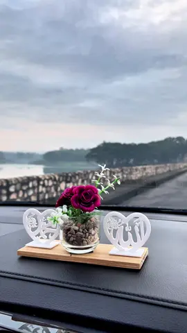 Hiasan dashboard mobil Allah Muhammad kombinasi dengan bunga mawar sangat bagus untuk mempercantik interior mobil #pajanganmobil #aksesorismobil #hiasanmobil #hiasandashboard #hiasandashboardmobil 