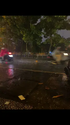 🌿 Bầu trời riêng của mỗi người 🌿 Trong cuộc đời này, mỗi người đều có một bầu trời riêng — nơi chỉ mình ta mới cảm nhận được. Có khi mưa gió bão bùng, có khi trời quang mây tạnh. Ta ở trong đó, tự biết nắng gió ra sao, còn người khác… chỉ có thể nhìn từ xa mà chẳng bao giờ thấy hết. Trong mỗi trái tim cũng có những đoạn cảm xúc — ngọt bùi, đắng cay, đôi khi chính ta còn chưa hiểu hết lòng mình, huống chi là người khác có thể hiểu thấu. Có những chuyện, nếu không rơi vào mình, ta sẽ chẳng thể cảm nhận được hết nặng nhẹ. Có những hoàn cảnh, nếu không phải là ta, người ngoài cũng không thể hiểu hết những giằng co bên trong. Và khi ta hiểu rằng, mưa gió hay nắng đẹp trong đời cũng chỉ là những chặng tạm, thì lòng sẽ nhẹ hơn. Bởi sau cùng, điều ở lại không phải là những đổi thay ngoài kia, mà là cách ta giữ bình yên trong chính mình. #hocphatmoingay #tinhthuc 