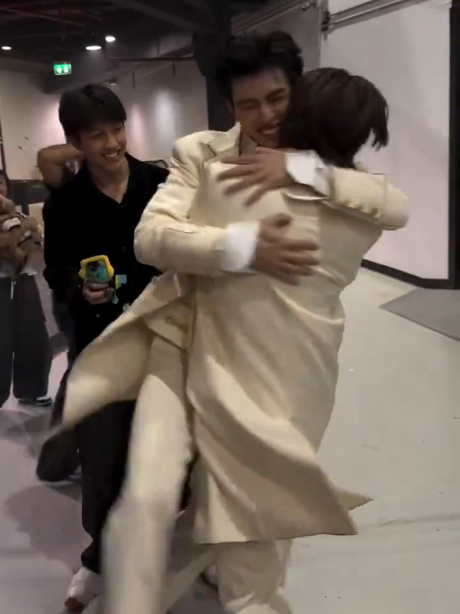 So proud of them 🥹♥️ #pondphuwinfancond3 #pondphuwinfancon #pondphuwin #ppnaravit #phuwintang 