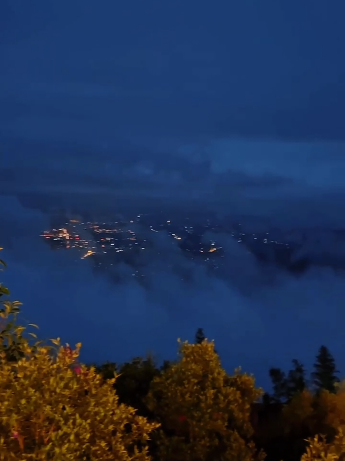 Khi thành phố lên đèn ✨ Phình Hồ cũng sáng theo cách rất riêng — Ánh sáng từ bản làng len qua lớp mây, Gió lạnh chạm khẽ vai, và bình yên chạm tới lòng… 🌫️💛 Đêm ở Lau Camping Phình Hồ không ồn ào, chỉ có trời cao, mây phủ và cảm giác như ôm trọn cả bầu trời. Bạn đến đây để trốn chạy hay để tìm lại mình? Dù là lý do gì, Phình Hồ vẫn luôn đợi bạn ghé tới. 🌙🏕️ 📍 Lau Camping Phình Hồ — thiên đường mây và bình yên ở Trạm Tấu 📩 Inbox đặt phòng / săn mây liền ngay ☁️☁️  --- ✍🏻 LAU CAMPING PHÌNH HỒ ✍🏻 Hotline: 092. 5252. 666 Zalo: Lau Camping Phình Hồ - 0925252666 Address: Thôn Tà Chử, Xã Phình Hồ, Tỉnh Lào Cai (Trạm Tấu, Yên Bái cũ) #laucanping #laucampingphinhho  #dulichvietnam  #bienmay  #sanmay 