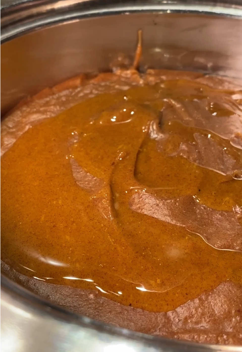 محلى نجدي المكونات: نص كيلو تمر 500g ٣ ملاعق سمنة 25g ٤ اكواب مويا 960g كوب ونص دقيق بر 210g رشة ملح رشة فلفل اسود وزيادة سمنة وفلفل اسود عالوجه ملاحظات: - ممكن تحمسوا الدقيق قبل ما تضيفوه، وحيقلل من وقت الطبخ. - ممكن تضيفوا هيل وزنجبيل وقرفه وزعفران، بس انا عن تجربه فضلته بدون. - يمديكم تخلطوا التمر والمويا لحالهم ( وممكن تكون مويا مغلية لانها رح تسهل من خلط التمر ) وتضيفو الدقيق تدريجيا على النار اذا ما كنتو ضامنين خلاطكم، وممكن برضو تخلطوا على دفعات. #١٣_منطقة_١٣_طبق_حالي #تمر#نجد#الرياض#عصيدة