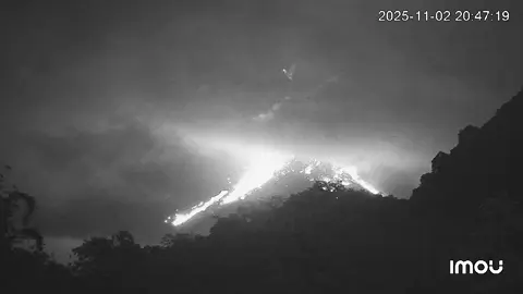 Monitor malam Hari : minggu Tgl.  : 02 Nov 2025  pkl. : 20:47 wib Kembali terjadi luncuran lava pijar G.Merapi yg mengarah ke barat daya ,  via live, untuk jarak luncur tunggu Update BPPTKG, dengan harapan semoga semua mandali *Noted : RM Rhama* #Merapi #siaga #level lll