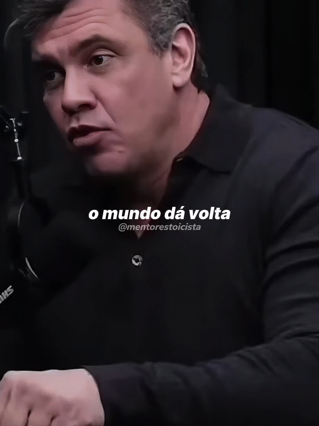 @lasarodocarmo.jr | Você nunca é — você está. ⚖️ A vida é movimento. Hoje você tá por cima, amanhã pode estar por baixo. E é justamente isso que te ensina a ser humano. O erro é achar que o sucesso é eterno ou que o fracasso é definitivo. Nada é fixo — tudo passa, tudo muda. A roda gira, o dinheiro muda de mão, e o que realmente fica é o caráter que você carrega quando tudo ao redor muda. Humildade pra reconhecer os altos e sabedoria pra suportar os baixos — esse é o verdadeiro equilíbrio. #lasarodocarmo #reflexao #fabricadecortes #vida