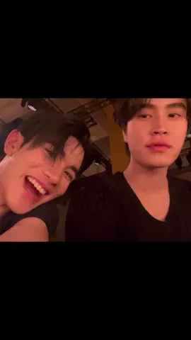 ถ้าพวกแกเลิกเป็นพาร์ทเน้อกันพวกชั้นคงจะเสียจัยไปตลอดชีวิต กอดกันแน่นๆหวานให้พวกชั้นดูแบบนี้ไปนานนานเลยน้าㅠㅠ♥️♥️( #gemininorawit #fourthnattawat #geminifourth )