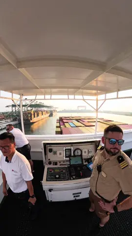 Unmooring process during departure from Singapore PSA Container Terminal. You can see actions on board on forward and aft mooring stations in big container vessel😎⚓️🚢💪 #seaman #singapore #seamanlife #seafarer #ship 