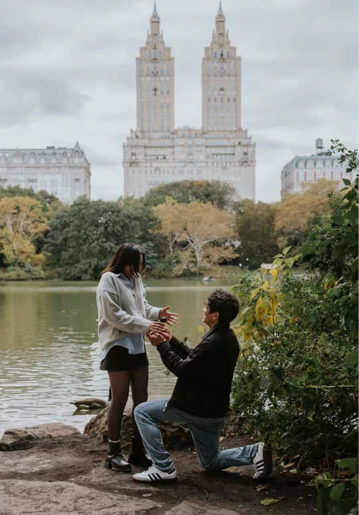 Julio & Carmen se comprometieron en Central Park  Nueva York 💍📸🗽   Sesión fotográfica de propuesta de matrimonio en Nueva York, NYC Proposal 🌹 Planning: @shesaidyesnyc  📸Fotos: @julianycphotography  Reserva tu sesión fotográfica de pedida de mano en Nueva York con Julián Espinosa, todos los paquetes en el link en la bio @julianycphotography  Fotógrafo de pedida de mano en Nueva York  Fotógrafo de propuesta de matrimonio en Nueva York. #nuevayork #fotografoennuevayork #shesaidyes #pedidademano #propuestadematrimonio           