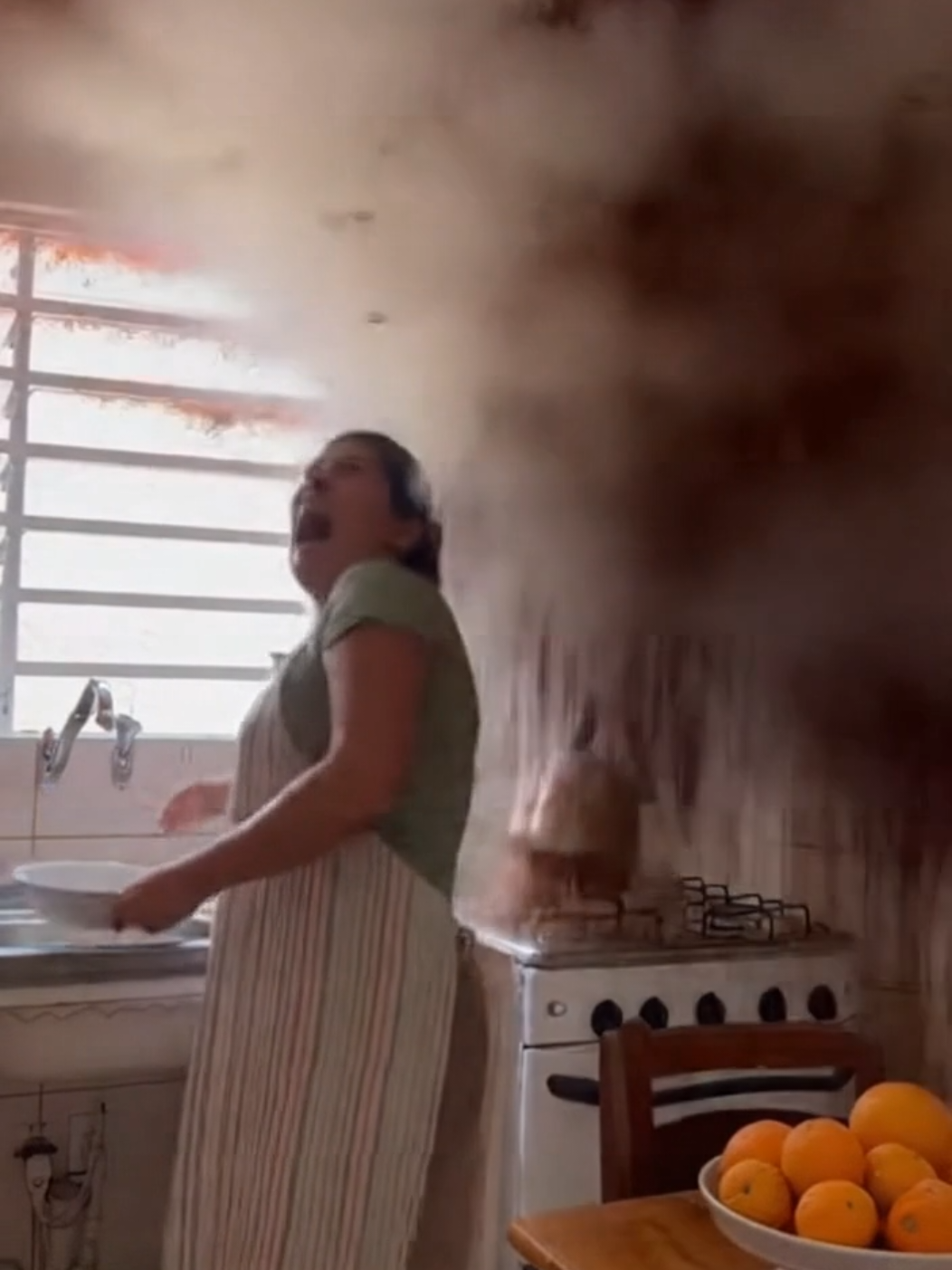 QUE PERIGO!! 😦😦 Panela de pressão explode e mulher entra em Pânico pedindo ajuda do filho Felipe #viral #fy  #cctv #ia #sora 