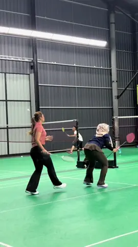 Bagi Rina jelah smash. Tangan dia kalau hayun boleh tahan kuattt 😂 