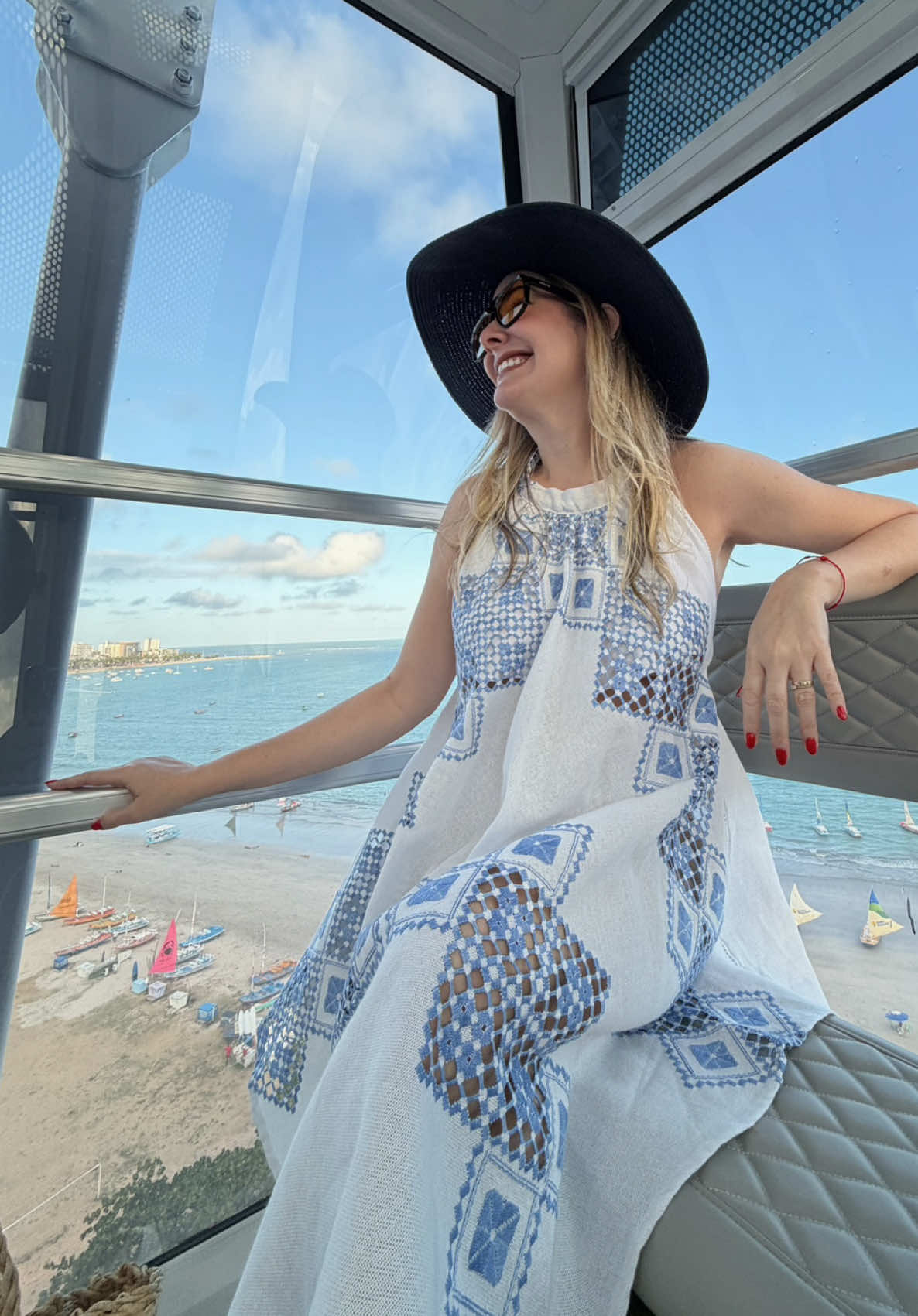 Maceió ganhou um novo cartão postal, e ele promete elevar ainda mais o turismo na cidade! ✨🎡 A #rodamaceio é um novo jeito de SENTIR Maceió lá de cima… com vista infinita e aquele orgulho bom que a gente sente toda vez que se apaixona de novo pela cidade 💙 É sobre viver Maceió de um jeito diferente. Ah, e ainda dá pra provar as delícias do Pingo (@rucaconfeitaria), @loucosporcoxinha e @ze_smash 😋 Eu AMEI! Ingressos disponíveis em rodamaceio.com.br 🎥 Imagens de drone: @Prefeitura de Maceió - AL  #rodamaceio #turismomaceio #rodagigantemaceio #orlamaceio