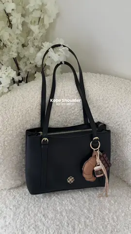 Simple and classy bag🖤 #kobeshoulder #lescatino #shoulderbag