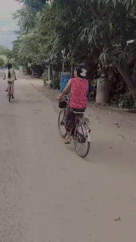 #ဆိုင်ကယ်သုံးယောက်စီးမရသောအခါ🤣🤣🤣#ခြေထောက်တွေညောင်းလိုက်တာ😁😆😁🖤🖤🖤 