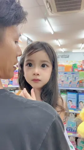 เป็นเด็กดีเชื่อฟังทุกอย่างเพราะอยากกินเครป😂 #ทีมลูกสาว 