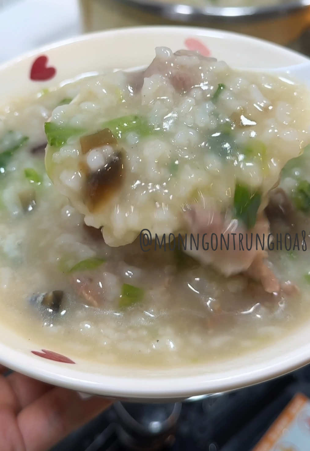 Chị em ơi, sáng nay thức dậy chỉ mất chưa đầy 10 phút là mình đã có nồi cháo thịt heo trứng bắc thảo thơm ngọt, nóng hổi vô cùng dễ chịu.#ngon #nauan #monngonmoingay #ănvặt #ănngon 