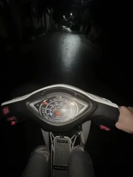 花朵只有在有人浇水时才会绽放 我只有站在我爱的人面前时才会微笑 