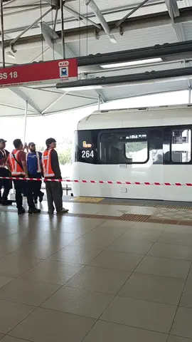 We have seen people pushing cars. What about trains? LRT KJ line this morning🤧 #Rapidkl #Trainbreakdown #KelanaJayaline #bolehland 
