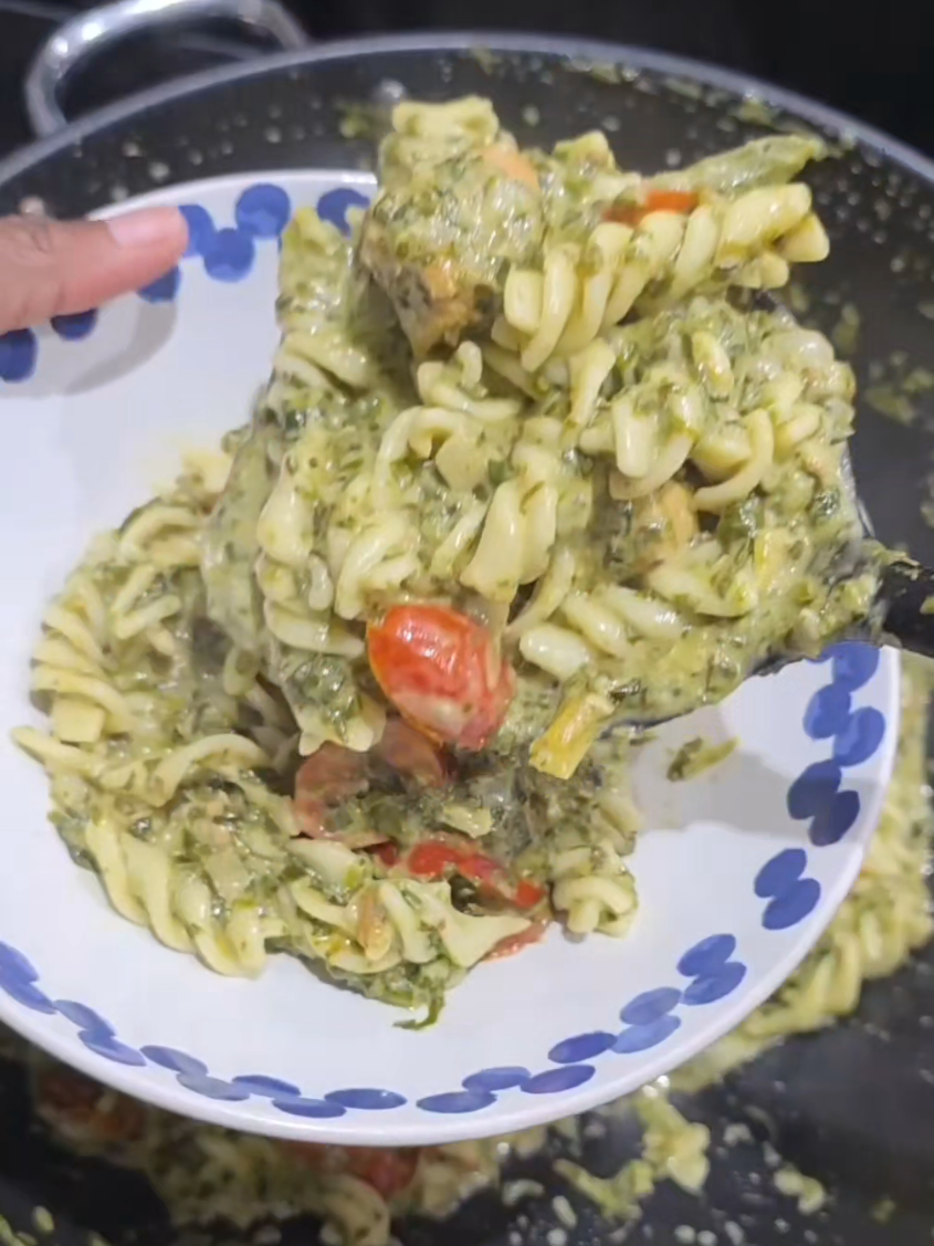 my favorite pasta chicken pesto was delightful delicious 😋 must try this and thank me later, easy dinner meal #myrecipe #foru #pastarecipe #pesto #chickenpasta 