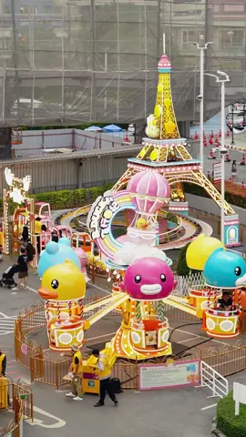 🥳ความสนุกแบบจัดเต็ม! กับ “B.Duck 20th Playful World City Funs Carnival at Fashion Island” 🤩ที่ห้ามพลาดสักวินาที!    🎪พาไปดูไฮไลต์ความสนุกแบบเต็มๆ บรรยากาศกลางแจ้งคึกคักตระการตามาก 💛แต่ละคนพลังงานล้นเหลือสุดๆ เพราะได้สนุกไปกับเครื่องเล่นสุดแฟนตาซี ไม่ว่าจะเป็นม้าหมุนสุดคิวท์, บอลลูน, ชิงช้ายักษ์, รถบั๊ม และปล่อยพลังสุดเหวี่ยงที่ B.Duck Windmill Trampoline 🎶   📸แถมยังมีมุมแชะภาพสวยๆ อย่างแลนด์มาร์กสุดฮอต Sawadee B.Duck 🐥 เป็ดยักษ์สูง 10 เมตร!   ส่วนใครชอบความท้าทาย อย่าลืมมาล่าของรางวัลสุดคิวท์จากโซนเกมคาร์นิวัลกันนะ 🎯   📍แล้วเจอกันที่ Fashion Island มาสนุก หัวเราะ และแฮปปี้ไปด้วยกันกับ B.Duck! 🐤💛 📅 เปิดให้บริการ : วันที่ 1 พฤศจิกายน 2568 – วันที่ 4 มกราคม 2569 ⏰ เวลา:  วันจันทร์–ศุกร์ เวลา 15.00–21.00 น.  วันเสาร์–อาทิตย์ และวันหยุดนักขัตฤกษ์ เวลา 12.00–21.00 น.  📍 สถานที่: ลานกิจกรรมด้านหน้าศูนย์การค้า Fashion Island 🎟️ ช่องทางจำหน่ายบัตร: - ที่หน้างาน : จุดจำหน่ายบัตรบริเวณลานกิจกรรมด้านหน้าFashion Island   #BDuck  #BDuckCityFunsBKK #BDuck20th  #MakeAPlayfulWorld #fashionisland 
