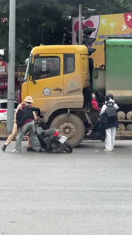 Cái kết cho thanh niên ủn anh 👮‍♂️từ đèn đỏ ra giữa đường #ttxuanmai #tuoitre #xuhuong 