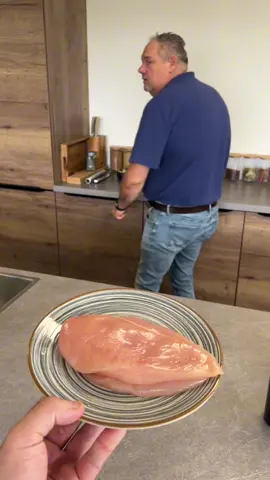 🍗 Droge kip… we hebben het allemaal wel eens meegemaakt. Chef-kok Laurent laat zien hoe je de EerlijkEten-kip zo bereidt dat hij lekker sappig blijft!